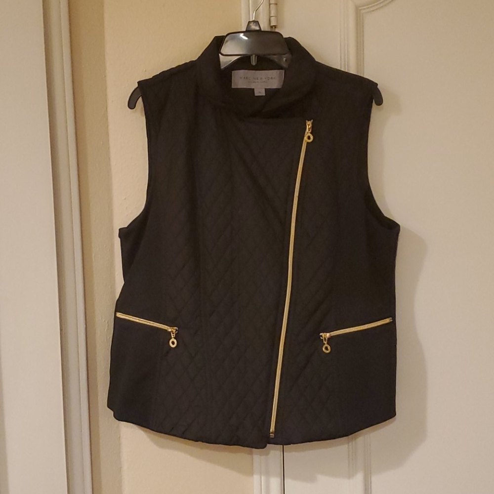 Sleeveless puffy jacket